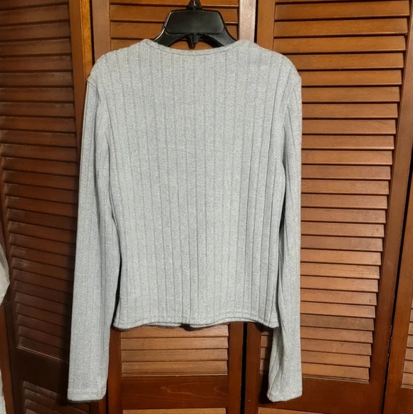 This is a grey long-sleeve ribbed knit sweater top with a lace trim v-neck. Sz L - Picture 6 of 9